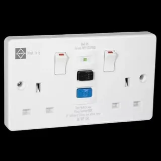 Socket outlet with integrated RCD test and reset buttons